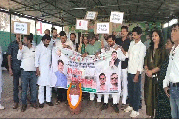 LPG की बढ़ी कीमतों के खिलाफ रांची में राजद का विरोध मार्च, केंद्र पर साधा निशाना