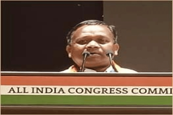 आदिवासियों की जमीन छीनने का किया जा रहा प्रयास : कुजूर