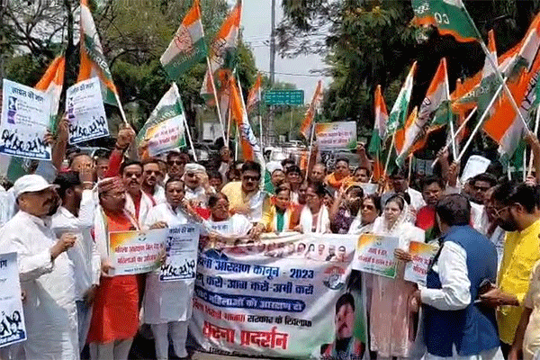 धनबाद : महिला आरक्षण लागू करने की मांग पर कांग्रेस का पैदल मार्च