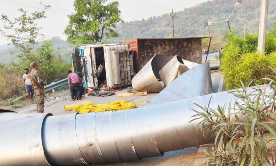 रामगढ़ : चुटूपालू घाटी में चदरा लदा ट्रक पलटा, 2 घंटे तक फोरलेन पर यातायात ठप