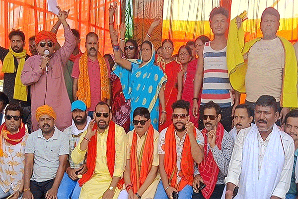 केंदुआडीह सड़क धंसान :  विधायक राज सिन्हा ग्रामीणों संग बैठे अनिश्चितकालीन धरना पर