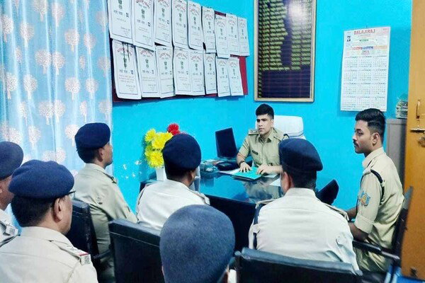 रामगढ़ : डेली मीटिंग पहल की शुरुआत, थाना प्रभारी डेली बैठक कर पदाधिकारी-कर्मी की टास्क ऑफ द डे का करेंगे निर्धारण