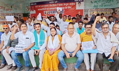 धनबाद : केन्दुआडीह में भू-धंसान व गैस रिसाव से त्रस्त रैयतों का रणधीर वर्मा चौक पर सत्याग्रह