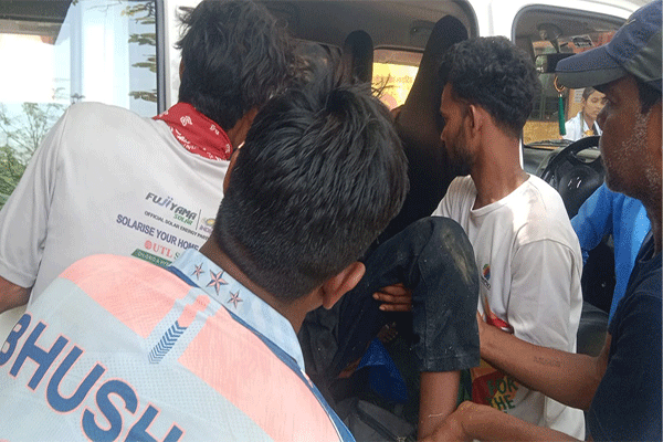 गोईलकेरा : सड़क हादसे में तीन युवक घायल, चाईबासा रेफर