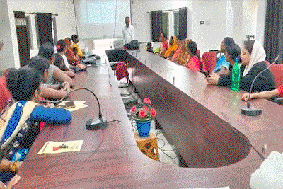 Deoghar News : मधुपुर नगर परिषद सभागार में पीएम स्वनिधि योजना के तहत जागरूकता कार्यक्रम आयोजित