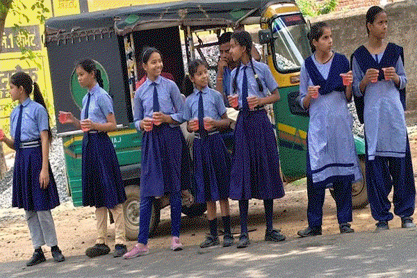Deoghar News  : भीषण गर्मी में स्कूली बच्चों ने पेश की मानवता की मिसाल, राहगीरों को पिलाया नींबू पानी व शर्बत