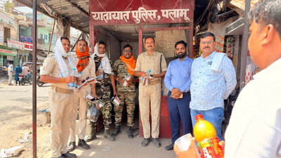 Palamu News : स्टोन एवं क्रशर एसोसिएशन ने तपती धूप में ट्रैफिक जवानों के बीच बांटी ठंडी सामग्री