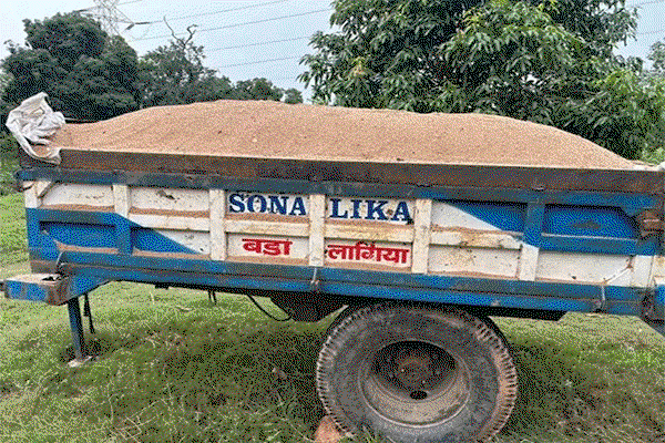 Goilkera News : अवैध बालू लदे तीन ट्रैक्टर-ट्रॉली जब्त