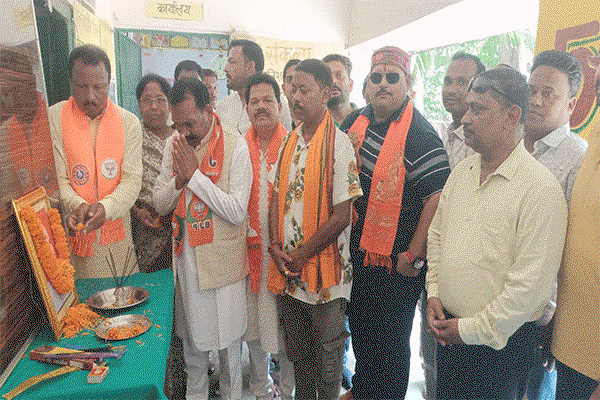 Chakradharpur news : डॉ. श्यामा प्रसाद मुखर्जी के बलिदान दिवस पर श्रद्धांजलि सभा का आयोजन