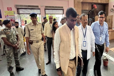 Ranchi : सदर अस्पताल का औचक निरीक्षण, मरीजों से मिले डीसी, कहा- सुविधाएं लगातार होंगी बेहतर