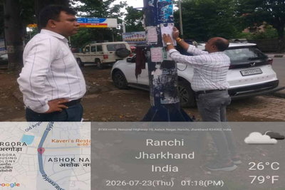 Ranchi News : फुटपाथ पर लगे 20 अवैध विज्ञापन पट्टों पर निगम ने की कार्रवाई