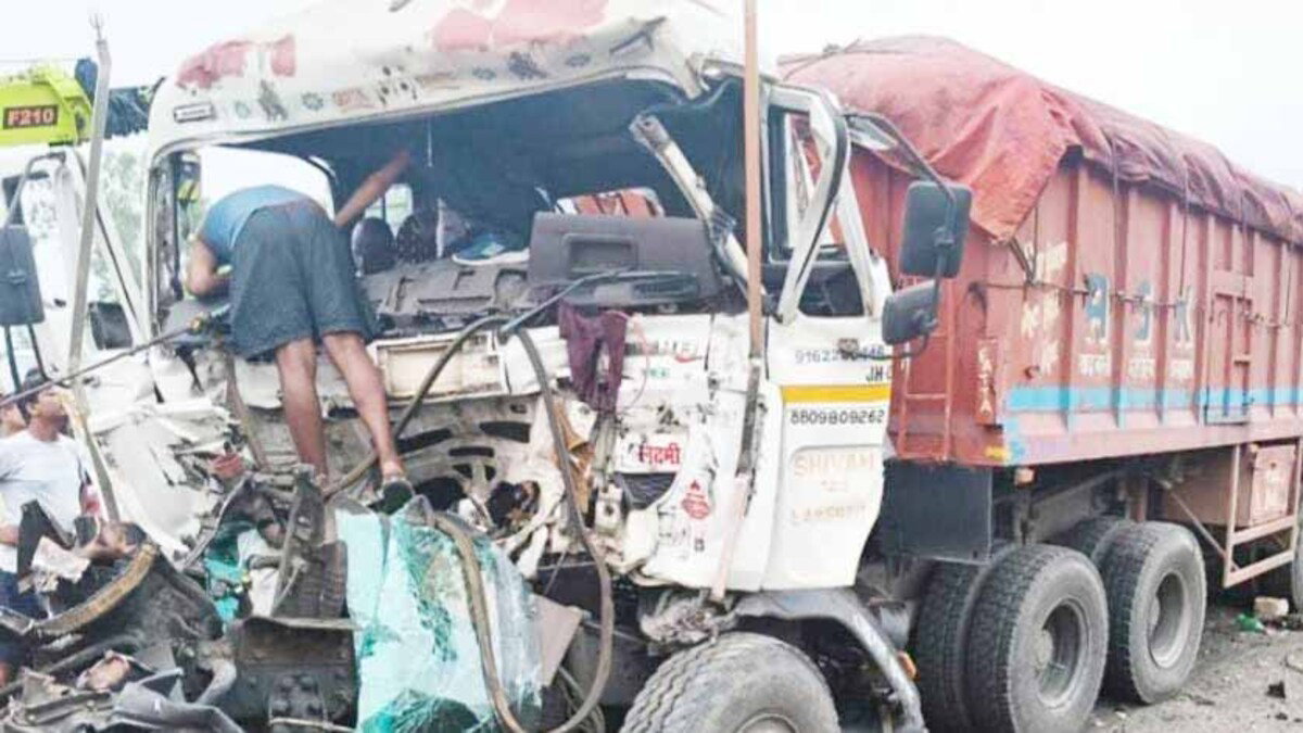 Palamu News : पड़वा मोड़ पर दो हाइवा की टक्कर, चालक घायल