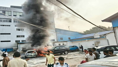 Ranchi News : कोकर के टाटा ऑटो मोटर्स वर्कशॉप में लगी आग, कई गाड़ियां जली