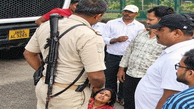 Jamshedpur News :  टेल्कॉन गेट के पास सड़क हादसे के बाद धरने पर बैठे लोग, बेतरतीब पार्किंग पर जताया विरोध