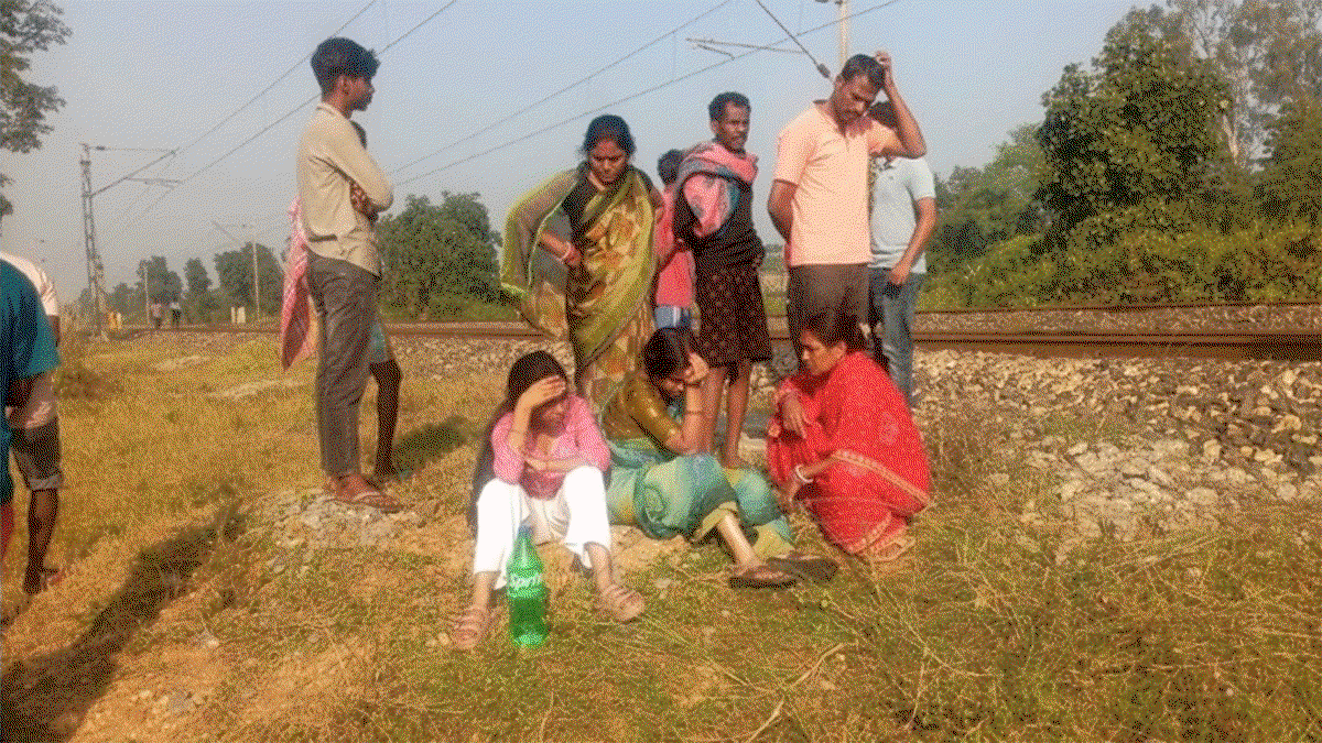 Hemant Kumar dies in a train a