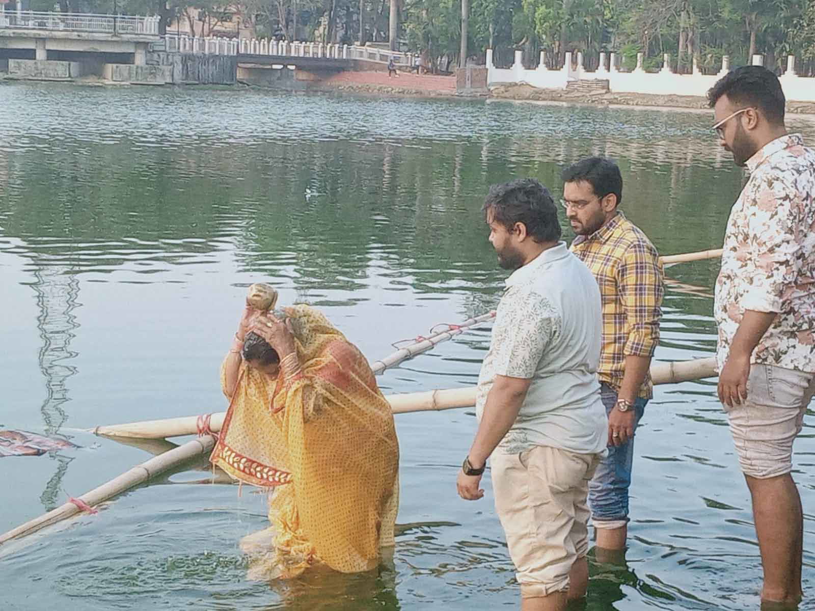 रांची : चैती छठ महापर्व पर घाटों में उमड़ी भीड़, व्रतियों ने डूबते सूर्य को दिया अर्घ्य