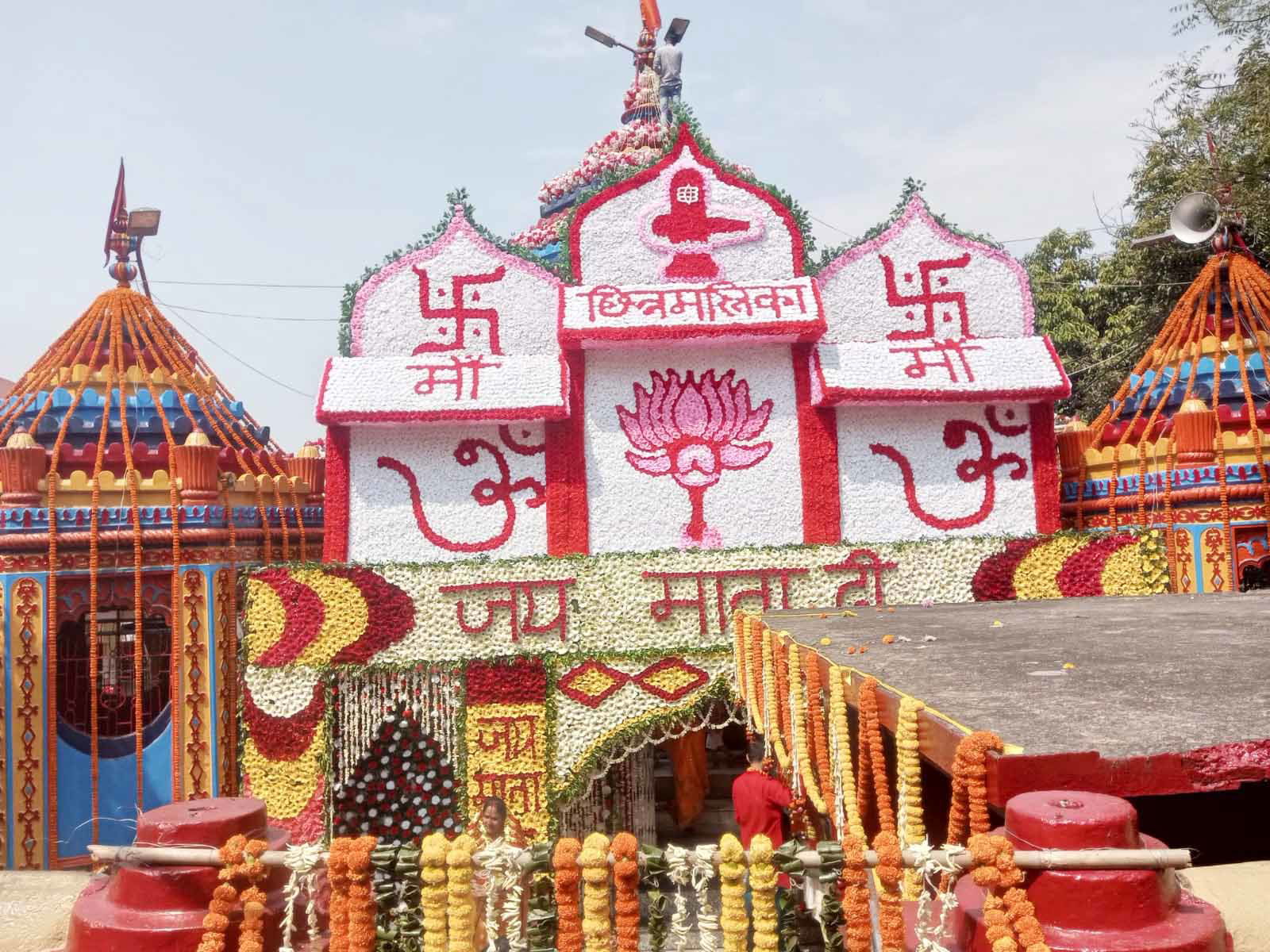 चैत्र नवरात्र पर फूलों से सजा रजरप्पा का मां छिन्नमस्तिका मंदिर