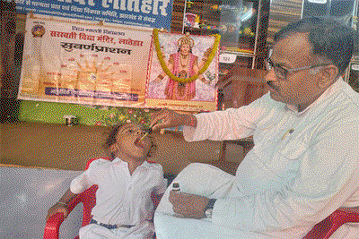 लातेहार : सरस्वती विद्या मंदिर में सुवर्ण प्राशन कार्यक्रम का आयोजन