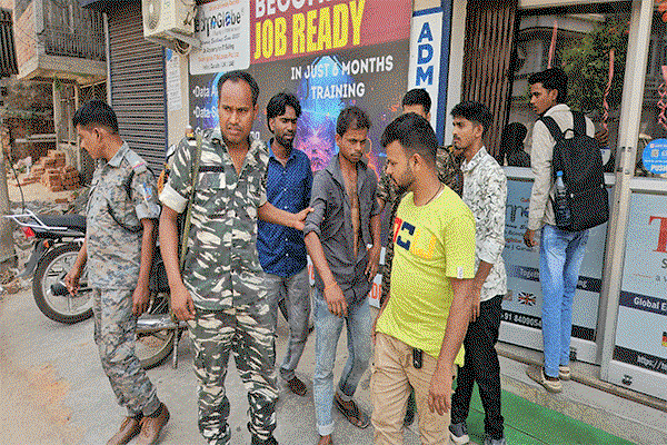 गिरिडीह: शादी समारोह से मोबाइल चोरी करके भागे युवक को दबोचा