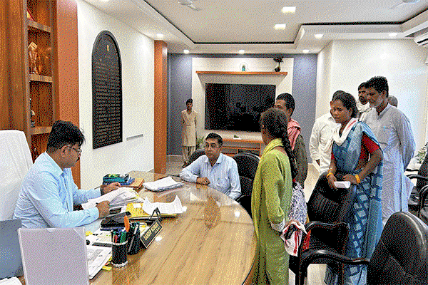 लातेहार : जन शिकायत निवारण में डीसी ने सुनी ग्रामीणों की समस्याएं