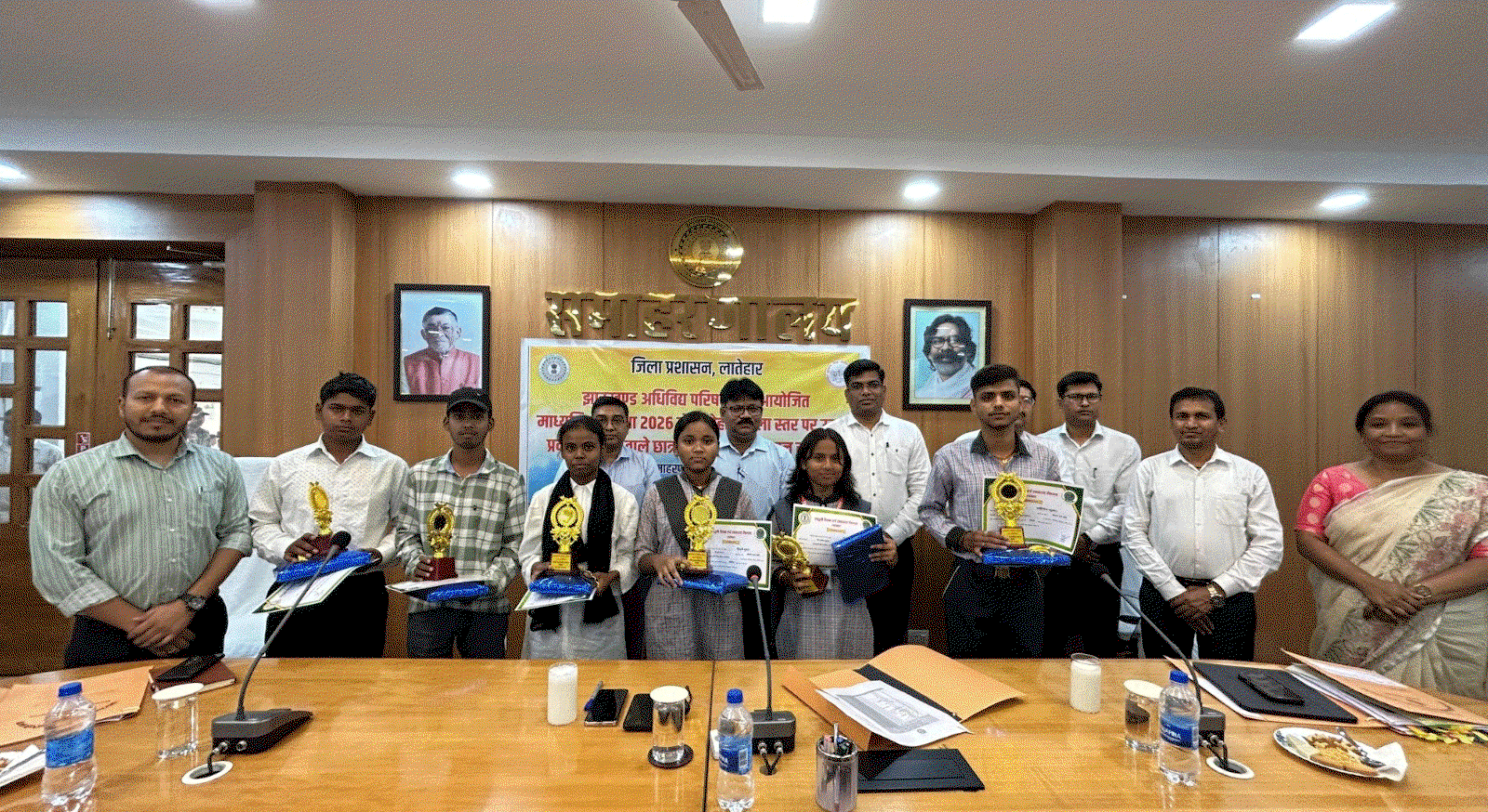 लातेहार : वार्षिक माध्यमिक परीक्षा में बेहतर प्रदर्शन वाले टॉप 5 छात्र हुए सम्‍मानित