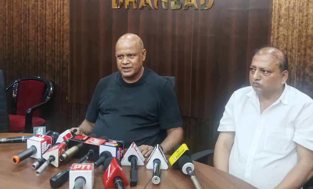 धनबाद एयरपोर्ट पर सियासी घमासान, सांसद के आरोपों को निरसा विधायक ने बताया तथ्यहीन