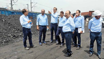 लातेहार : वित्त निदेशक ने मगध संघमित्रा कोल परियोजना क्षेत्र का किया निरीक्षण