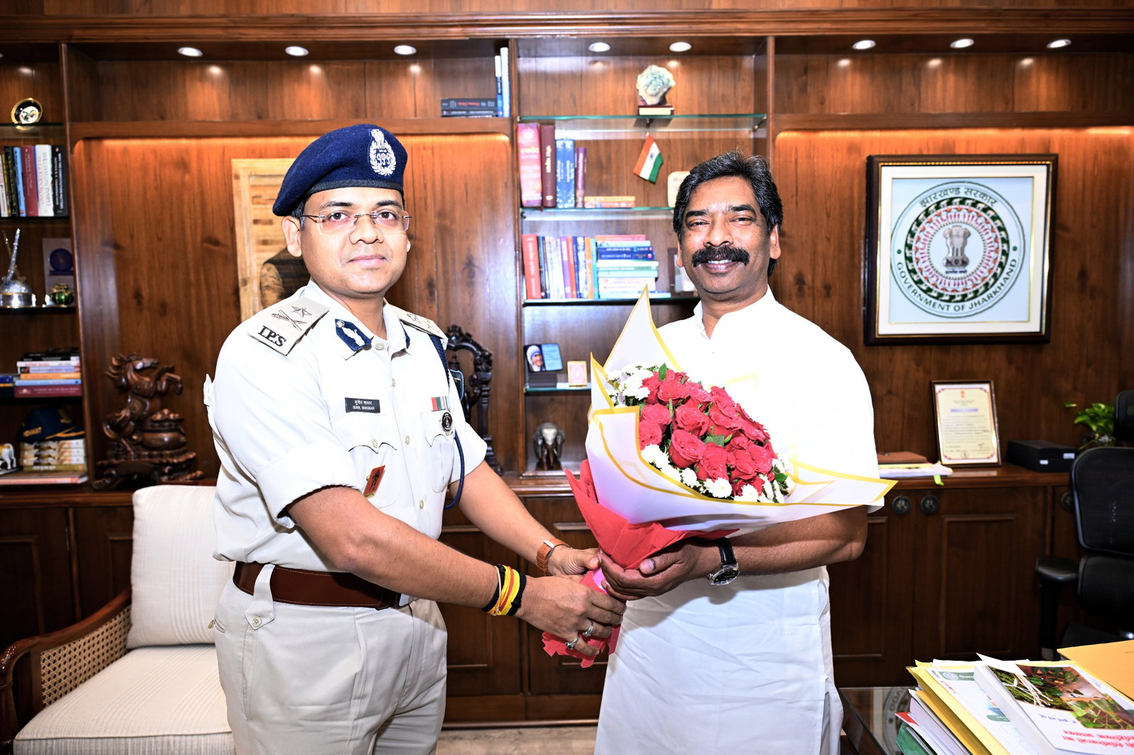 CM हेमंत सोरेन से नव पदस्थापित पुलिस अधिकारियों ने की मुलाकात