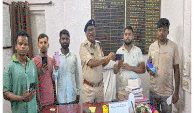 Saraikela News : कांड्रा पुलिस ने गुम हुए 5 मोबाइल खोजकर मालिकों को  सौपा