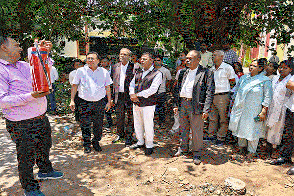 Latehar News : व्यवहार न्यायालय में कर्मियों के लिए अग्निशमन प्रशिक्षण का आयोजन