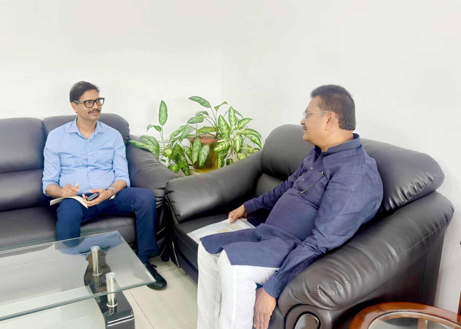 Ranchi : प्रधान सचिव से मिले हजारीबाग सांसद, सड़क परियोजनाओं को लेकर हुई चर्चा