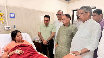 Jamshedpur : TMH में इलाजरत विधायक पूर्णिमा साहू से मिले भाजपा नेता, जाना हाल