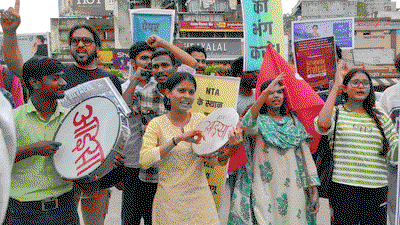 नीट पेपर लीक के विरोध में अल्बर्ट एक्का चौक पर आइसा का प्रदर्शन, शिक्षा मंत्री के इस्तीफे की मांग
