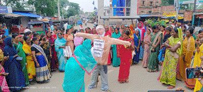Latehar News : महिलाओं ने अंचल अधिकारी का पुतला दहन किया
