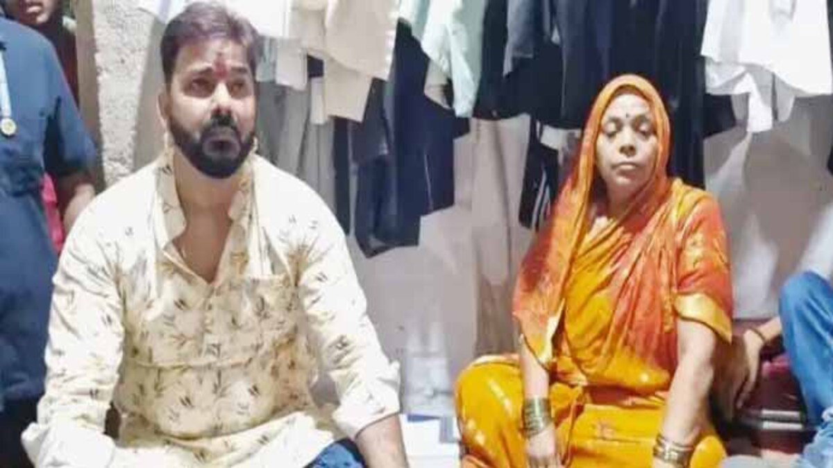 Bhojpur News : भरत तिवारी के परिजनों से मिलने पहुंचे पवन सिंह, भतीजी से बंधवाई राखी