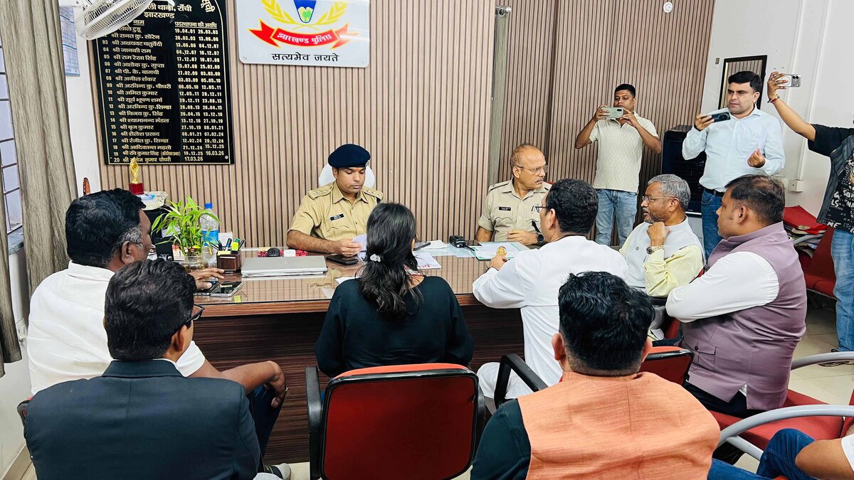 Ranchi News : छात्र आंदोलन के दौरान युवती के साथ अभद्रता, FIR कराने पीड़िता के साथ पहुंचे भाजपा नेता