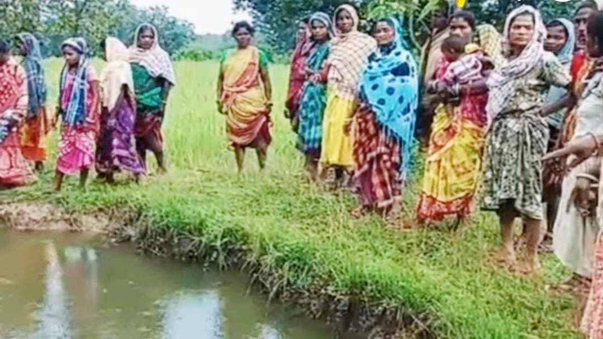 Chaibasa News : बाघचट्टा गांव में खेलते-खेलते पानी भरे गड्ढे में गिरे भाई-बहन, मौत से पसरा मातम
