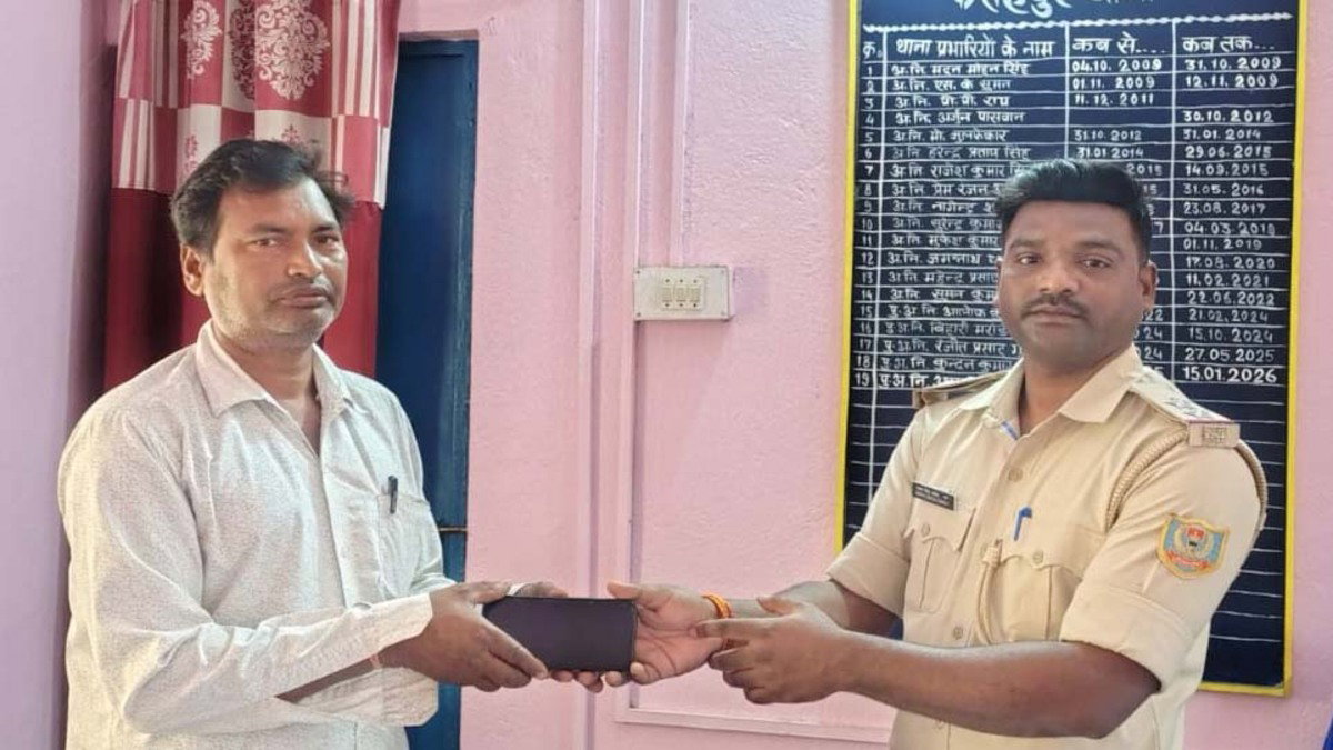 जामताड़ा पुलिस ने 18 लोगों को लौटाए गुम हुए मोबाइल, चेहरों पर लौटी मुस्कान