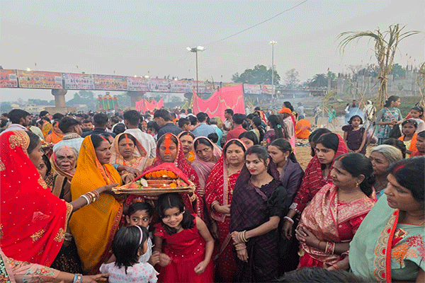 उदयीमान सूर्य को अर्ध्‍य देने के साथ ही सम्पन्न हुआ चैत्र छठ