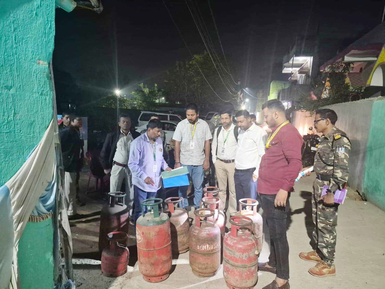 रांची: अवैध गैस कारोबार पर जिला प्रशासन की कार्रवाई, रिफिलिंग मशीन समेत सामग्री बरामद