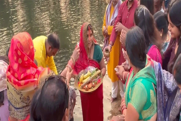 चक्रधरपुर : उदयीमान सूर्य को अर्घ्य देने के साथ चैती छठ  संपन्न