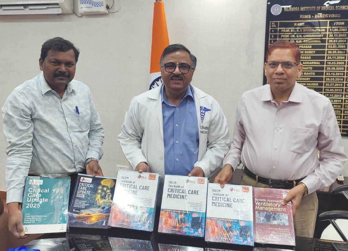 रिम्स के क्रिटिकल केयर विभागाध्यक्ष ने 4 महत्वपूर्ण पुस्तकें लाइब्रेरी को समर्पित की