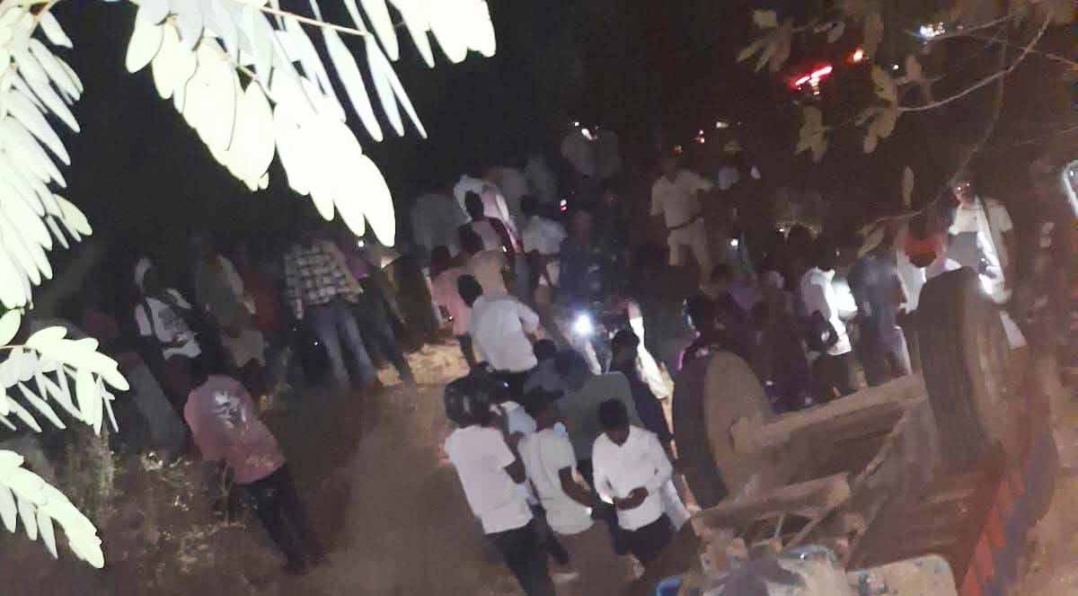 चतरा : यात्रियों को लेकर कौलेश्वरी पहाड़ जा रही ट्रैक्टर पलटी, कई लोग घायल