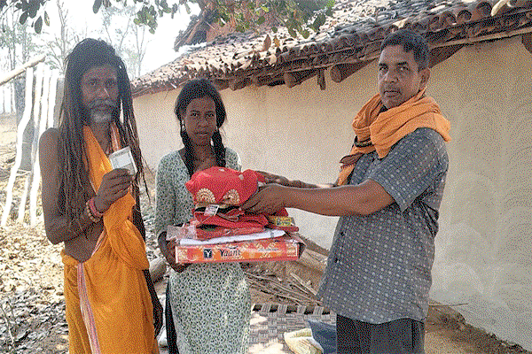 लातेहार : आदिम जनजाति परहिया परिवार की बेटी के विवाह में सहयोग के लिए बढ़ाया हाथ