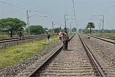Chakradharpur :ट्रेन से कटकर युवक-युवती की मौत, आत्महत्या की आंशका