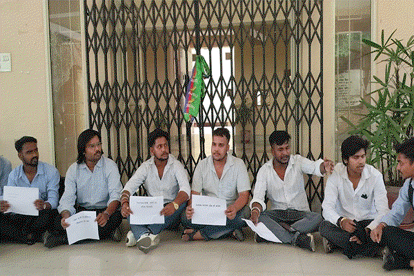 Education News : DSPMU में 1300 छात्रों का ‘ईयर बैक’, आक्रोशित छात्रों ने किया हंगामा व तालाबंदी