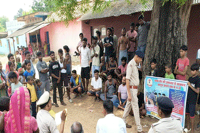 Saraikela News : पुलिस ने चलाया जागरूकता अभियान, महिला सुरक्षा व साइबर फ्रॉड पर दी जानकारी