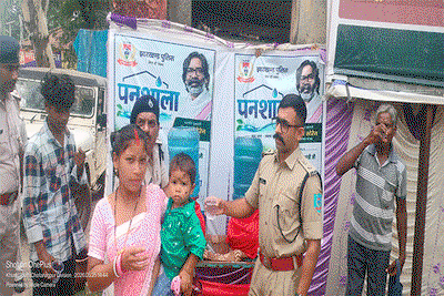 Khunti News : CM के निर्देश पर पुलिस की पहल, राहगीरों को उपलब्ध कराया जा रहा पेयजल