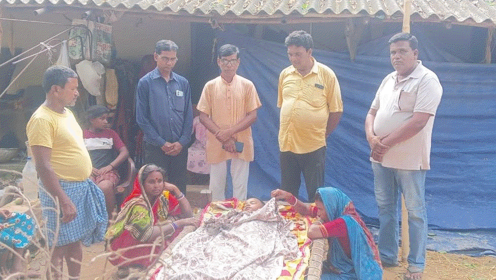 Baharagora News : छत से गिरने से मासूम की मौत, परिजनों को सांत्वना देने पहुंचे शिक्षक