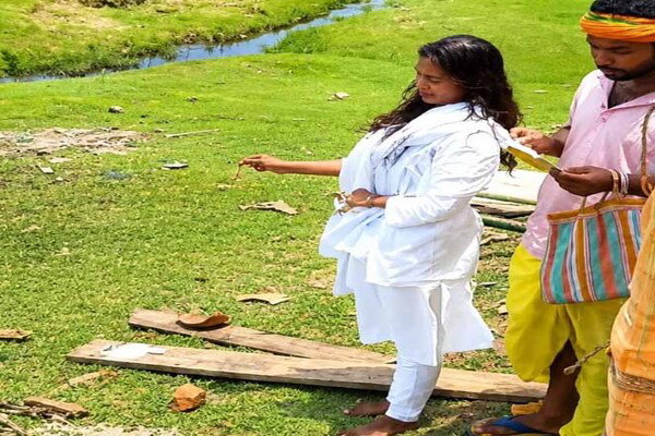 Jamtara News : चाचा की मौत से छूटा सहारा, पांच बहनों ने दिया अर्थी को कंधा